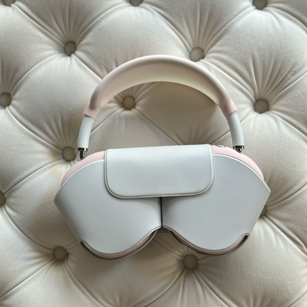 Apple AirPods Pro max with silicone case included
